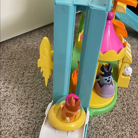 Bluey Amusement Park Playset - Picture 5 of 7